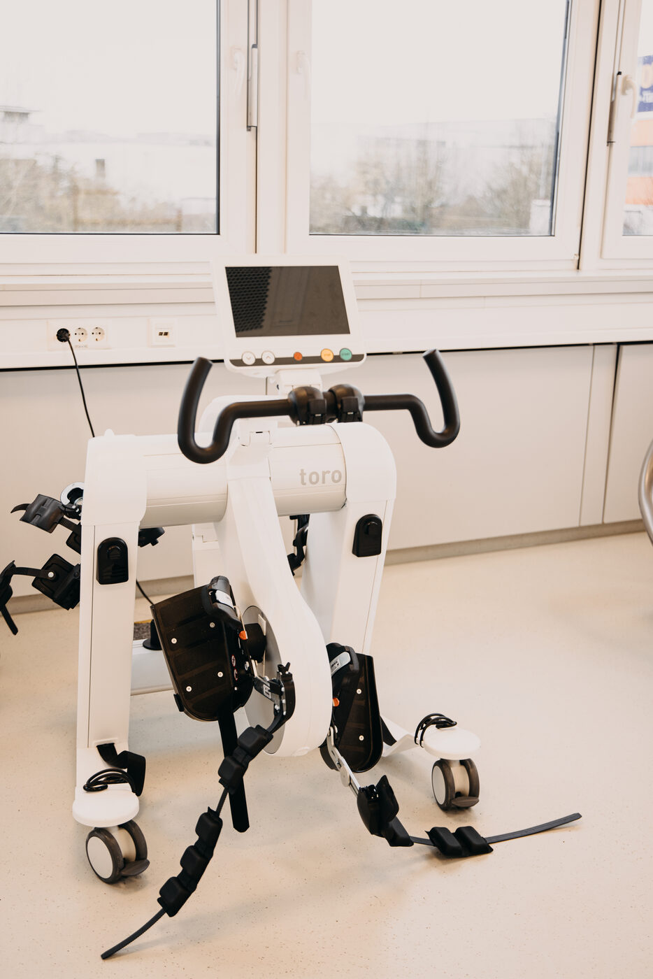 Robotikgestütztes Gangtrainingsgerät im Therapieraum